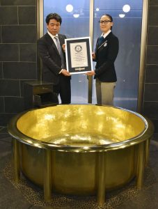 Japan launched the world’s largest gold bathtub with a bathing fee of 300 yuan per hour