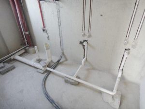 How to clean the bathroom sewer pipe