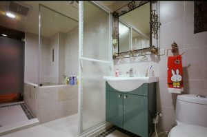 How to choose toilet glass wall partition? Install toilet glass wall partition what matters needing attention?