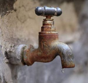 A super practical way to remove rust from the faucet!