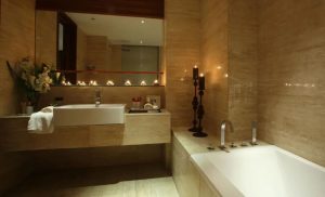 What are the key points to pay attention to bathroom decoration?