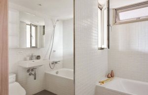 How to exercise the space in the bathroom? Bathroom items placed carefully