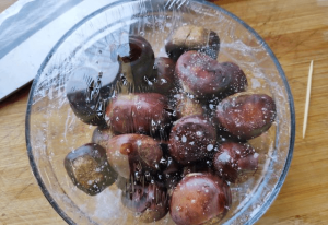 Microwave roasted chestnuts to be waterproof to a few minutes