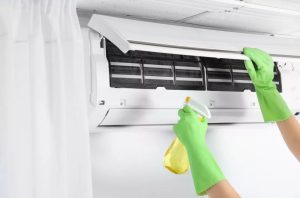 Cleaning and maintenance methods of hanging air conditioners