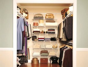 How should a fashionable checkroom be designed