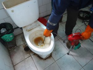 This trick will help you get rid of a clogged toilet!