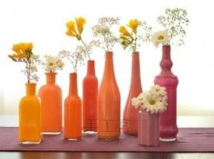 The method of making small vase by hand is introduced