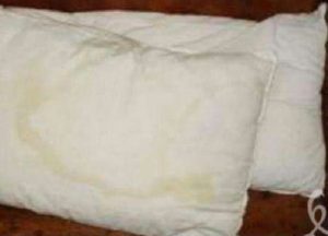 How does the pillowcase turn yellow to wash white?