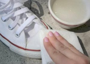 How does bright leather shoes recuperate with clean wet cloth scrub