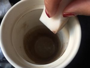 How to clean the tea stains in the cup