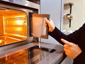 Cleaning methods for household ovens with long-term oil stains