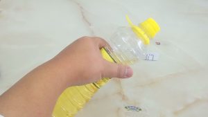 The way to wash oil bottles and oil drums