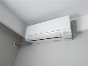 Washing and recuperation of hanging air conditioner