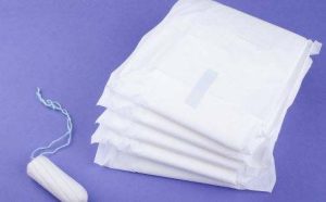 Does sanitary napkin allergy use erythromycin useful