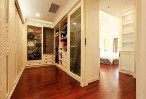 What should be noted in the decoration of the master bedroom checkroom