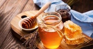 Can honey moisten the skin? Can honey paint face moisturize skin?