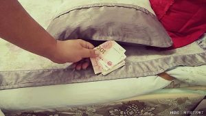 What kind of red line under the pillow How many coins under the pillow to get lucky