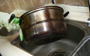 Easy way to clean POTS and pans