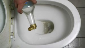 How does toilet stone thick scale clean