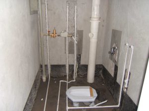 How should the toilet water pipe be installed installation precautions