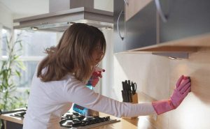 This way to clean the kitchen POTS and pans cleaner oh!