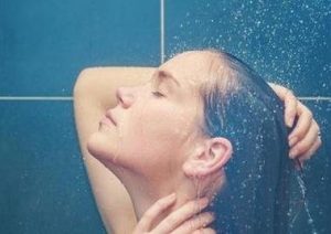 How long can I take a bath after parturition? How long can maternity take a bath wash hair tear below?