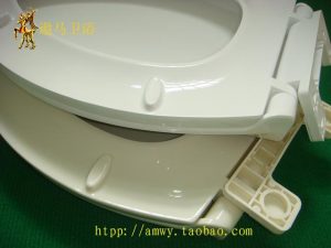 There are several ways to disassemble the toilet lid