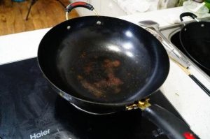 How to boil the iron pot, so that the pot does not rust and does not stick