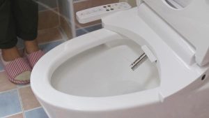 Does the smart toilet still stink after you wash it